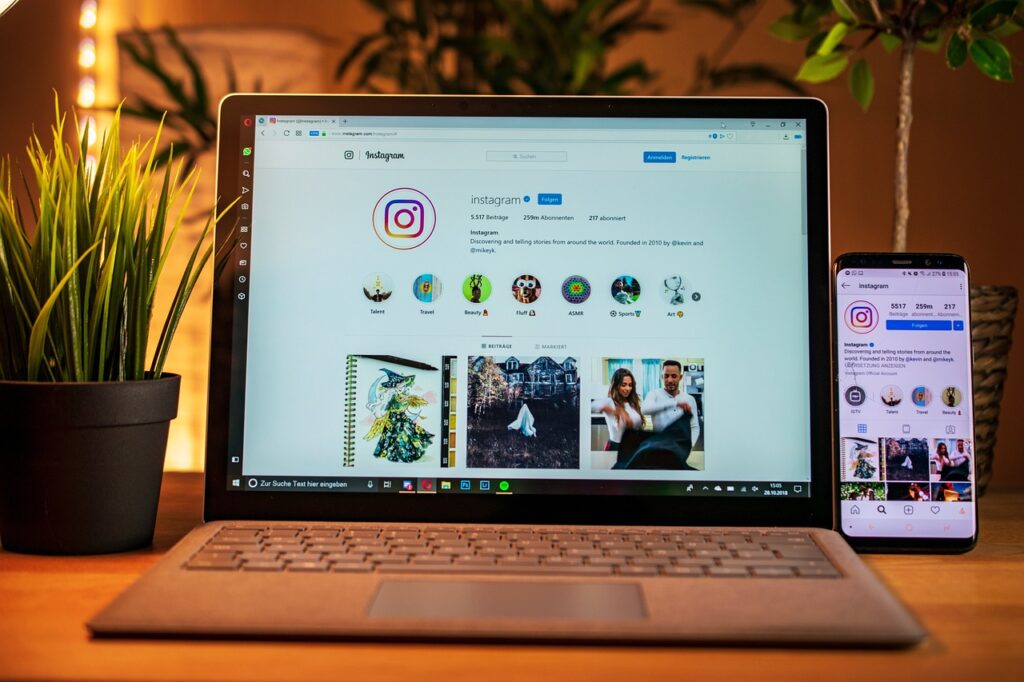 laptop met insta op het scherm