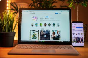 laptop met insta op het scherm